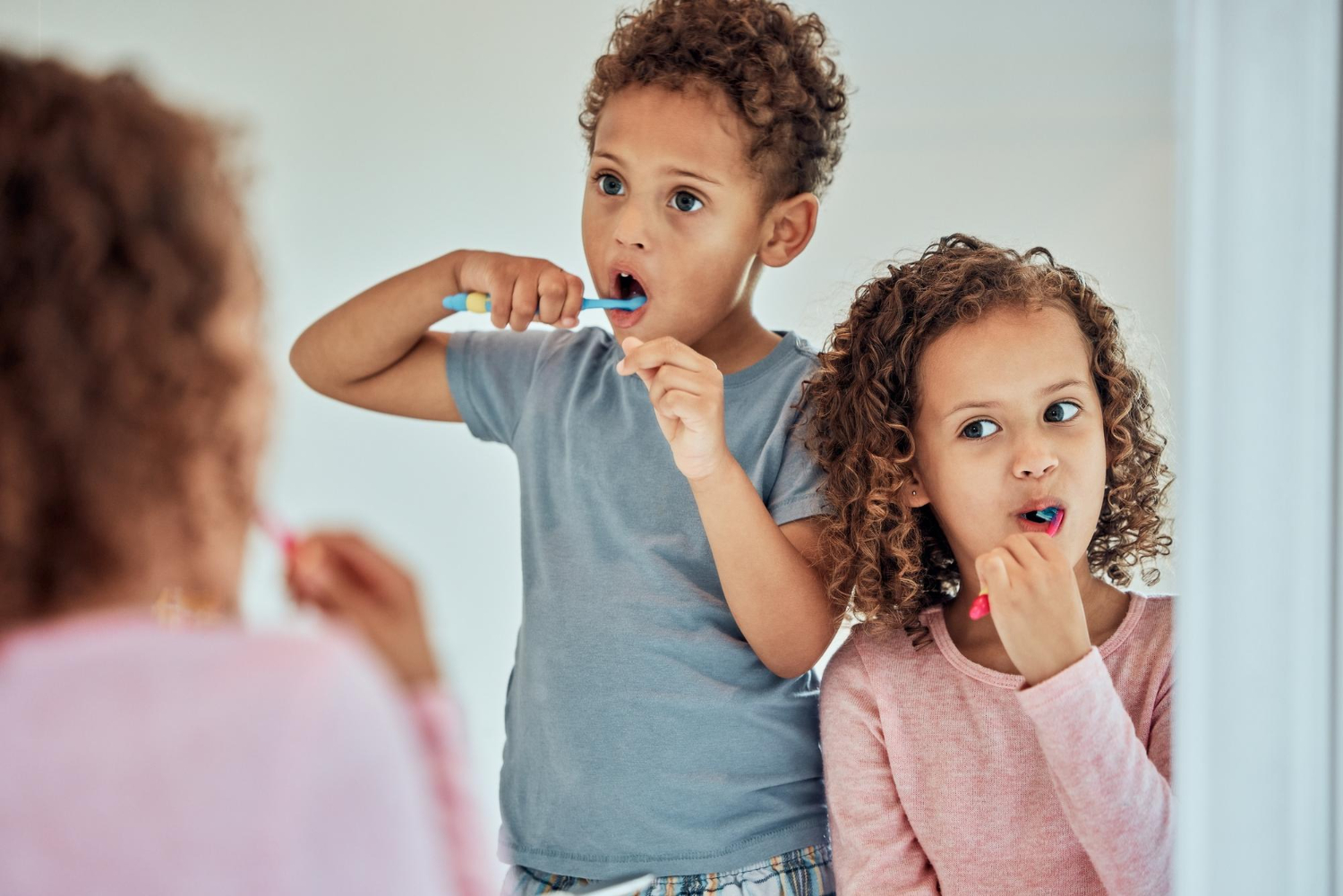 children brushing teeth